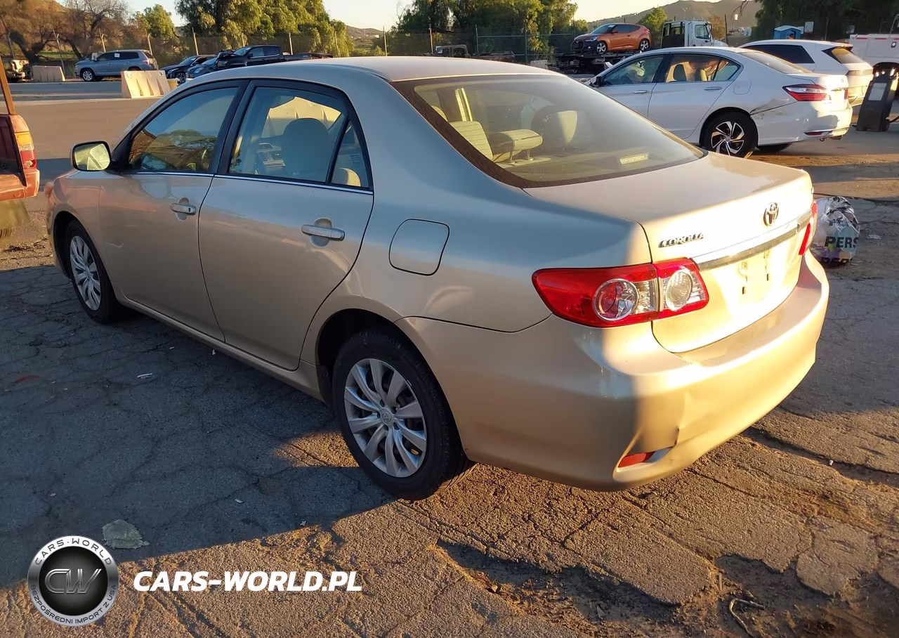 2013 Toyota Corolla Le VIN:JTDBU4EE3DJ118410 - 3