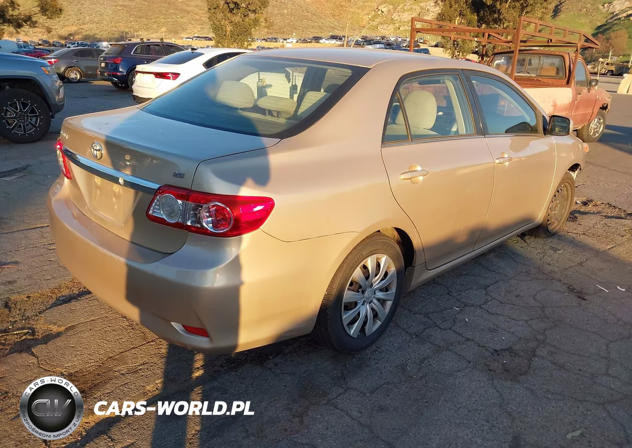 2013 Toyota Corolla Le VIN:JTDBU4EE3DJ118410 - 4