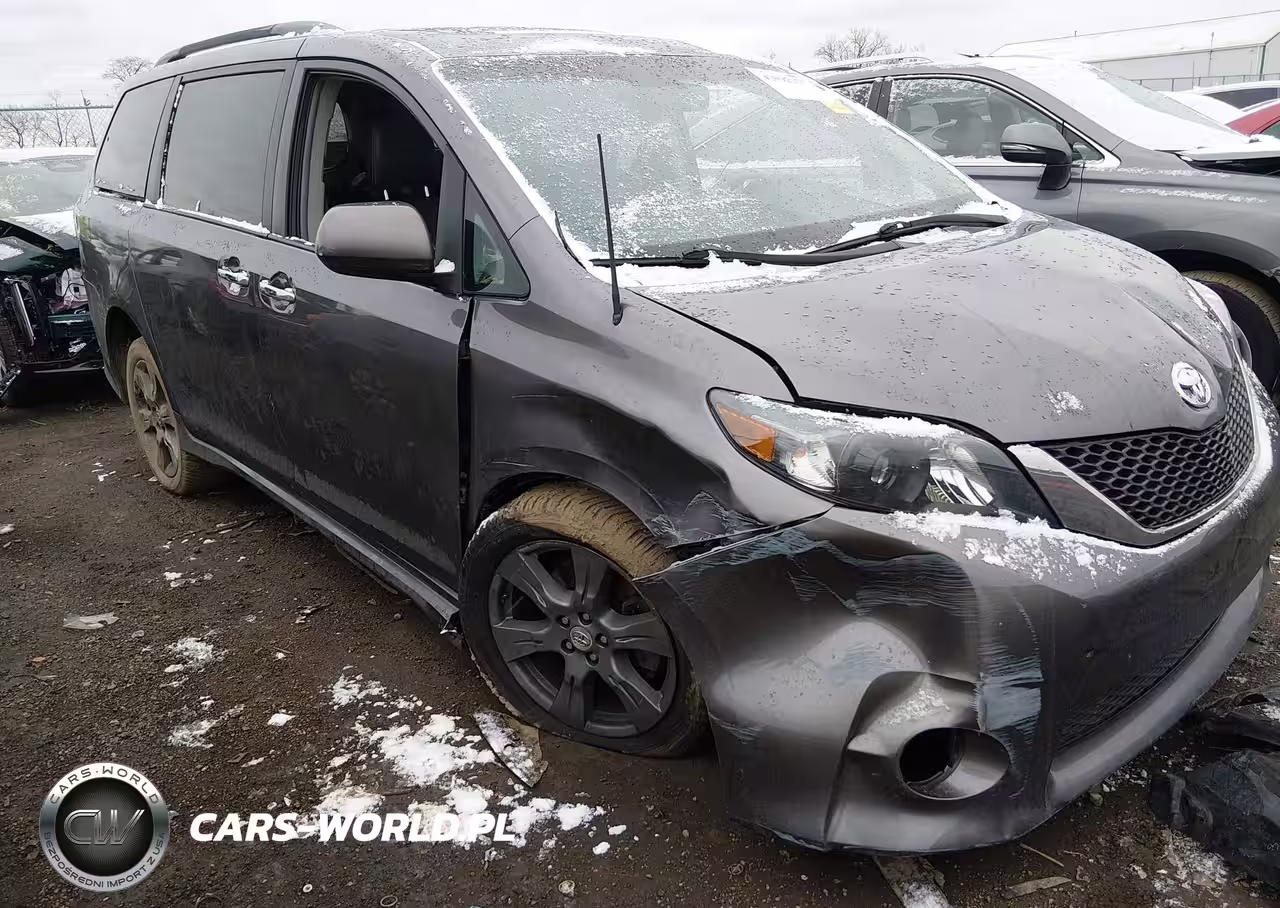 2013 Toyota Sienna Se 8 Passenger