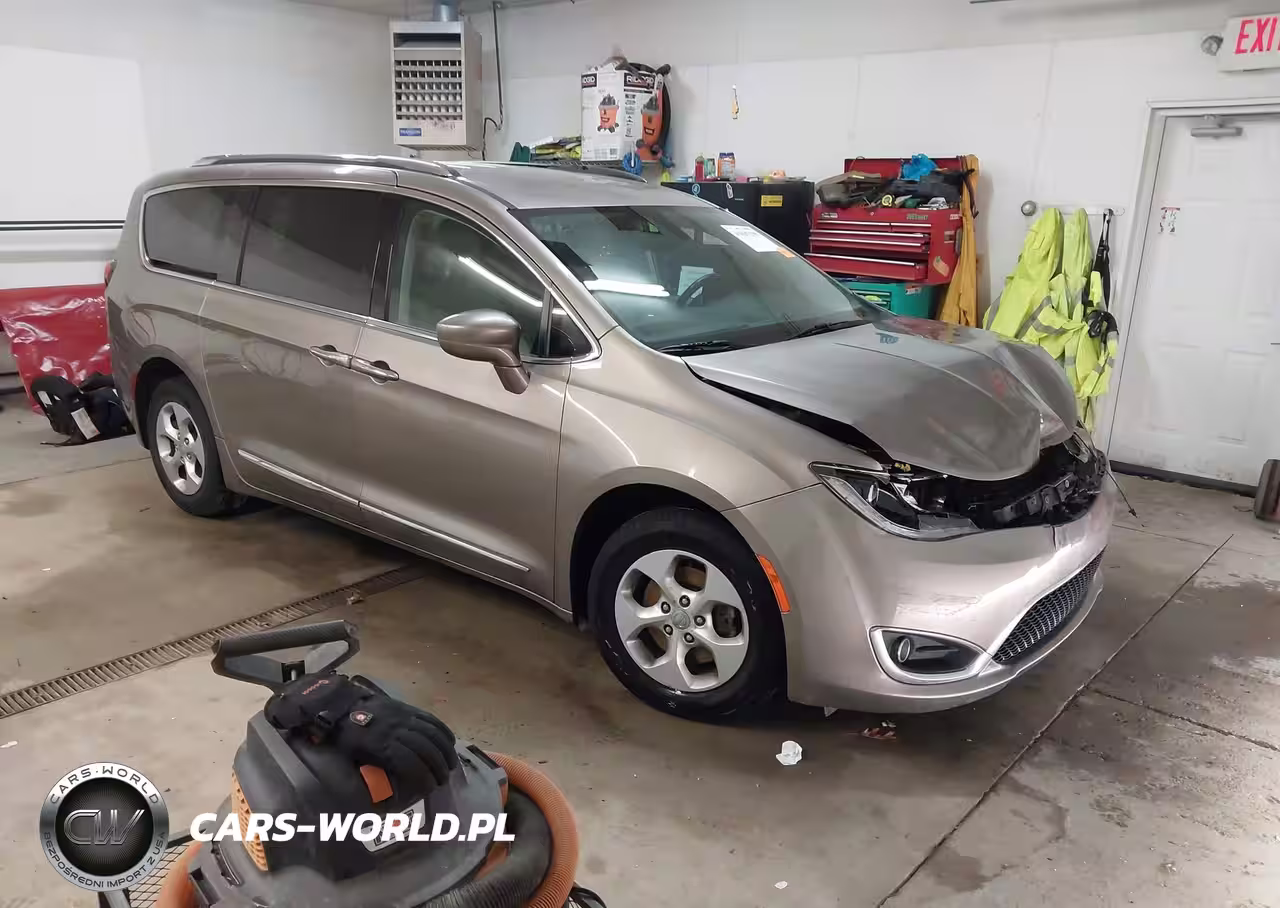 2017 Chrysler Pacifica Touring-L Plus