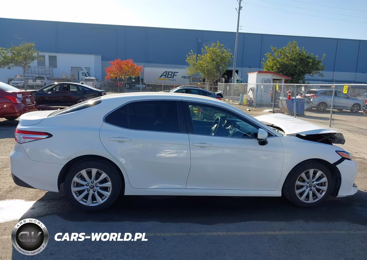 2018 Toyota Camry Le VIN:JTNB11HK1J3044487 - 13