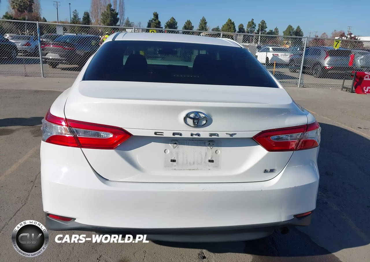2018 Toyota Camry Le VIN:JTNB11HK1J3044487 - 16