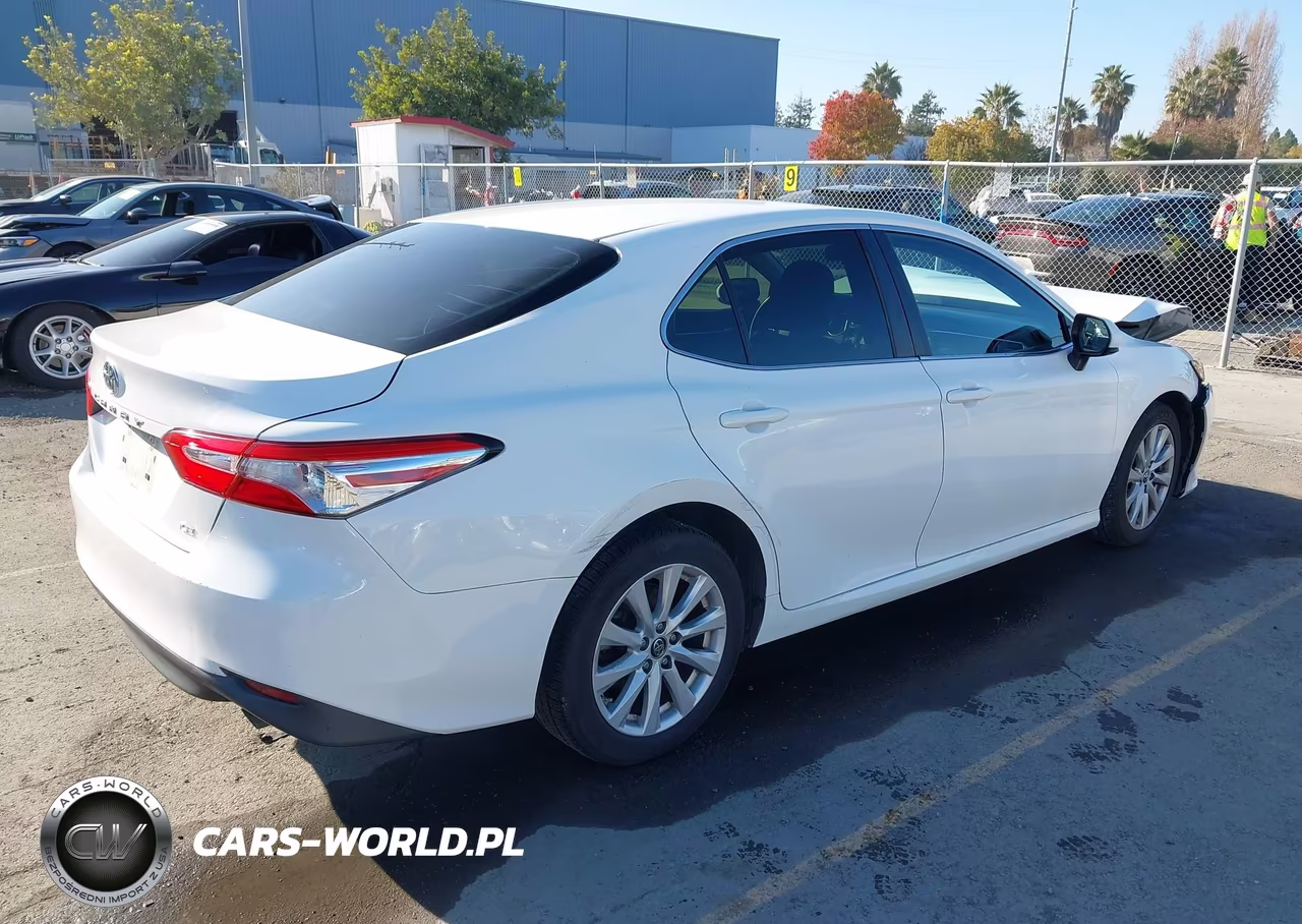 2018 Toyota Camry Le VIN:JTNB11HK1J3044487 - 4