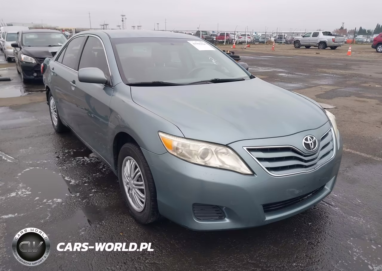 2010 Toyota Camry Le – zdjęcie 1 z 15