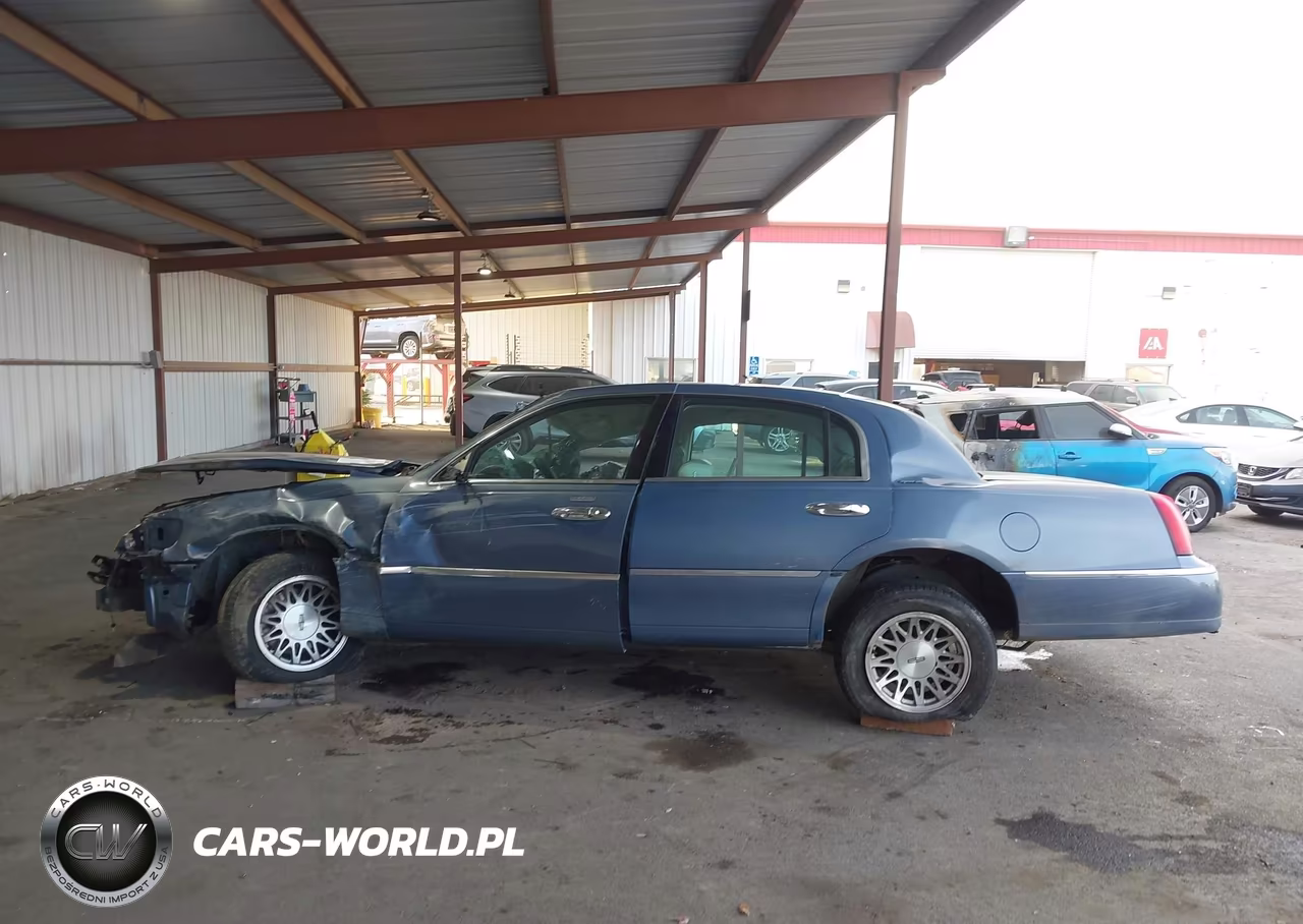 1999 Lincoln Town Car Signature VIN:1LNHM82W2XY686248 - 15