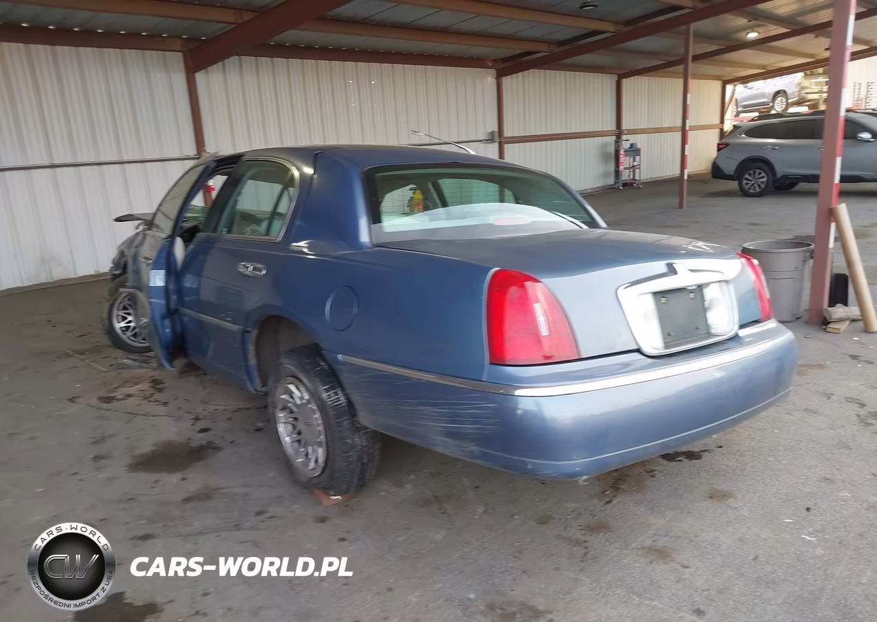 1999 Lincoln Town Car Signature VIN:1LNHM82W2XY686248 - 3