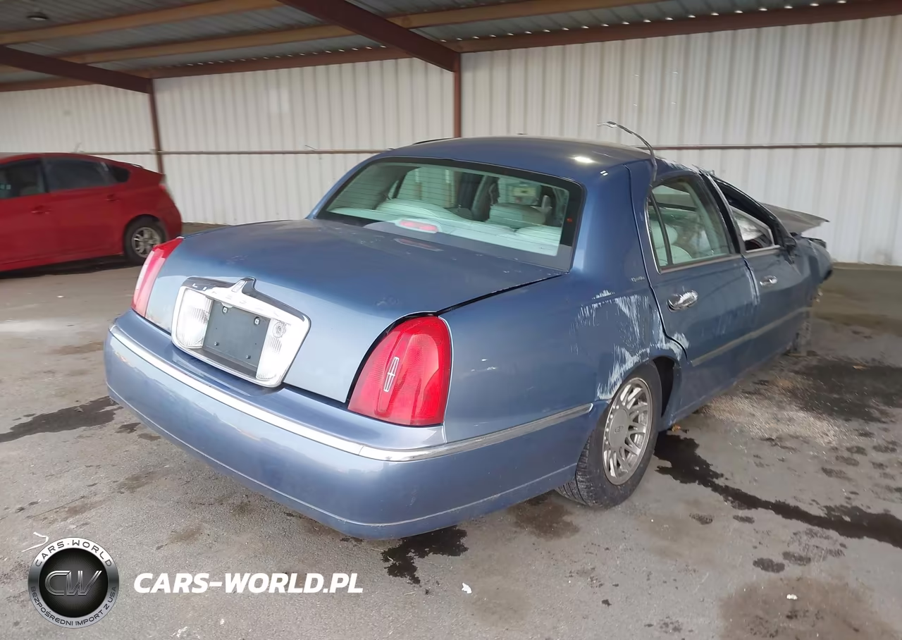 1999 Lincoln Town Car Signature VIN:1LNHM82W2XY686248 - 4