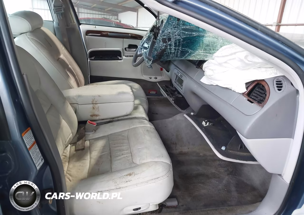 1999 Lincoln Town Car Signature VIN:1LNHM82W2XY686248 - 5