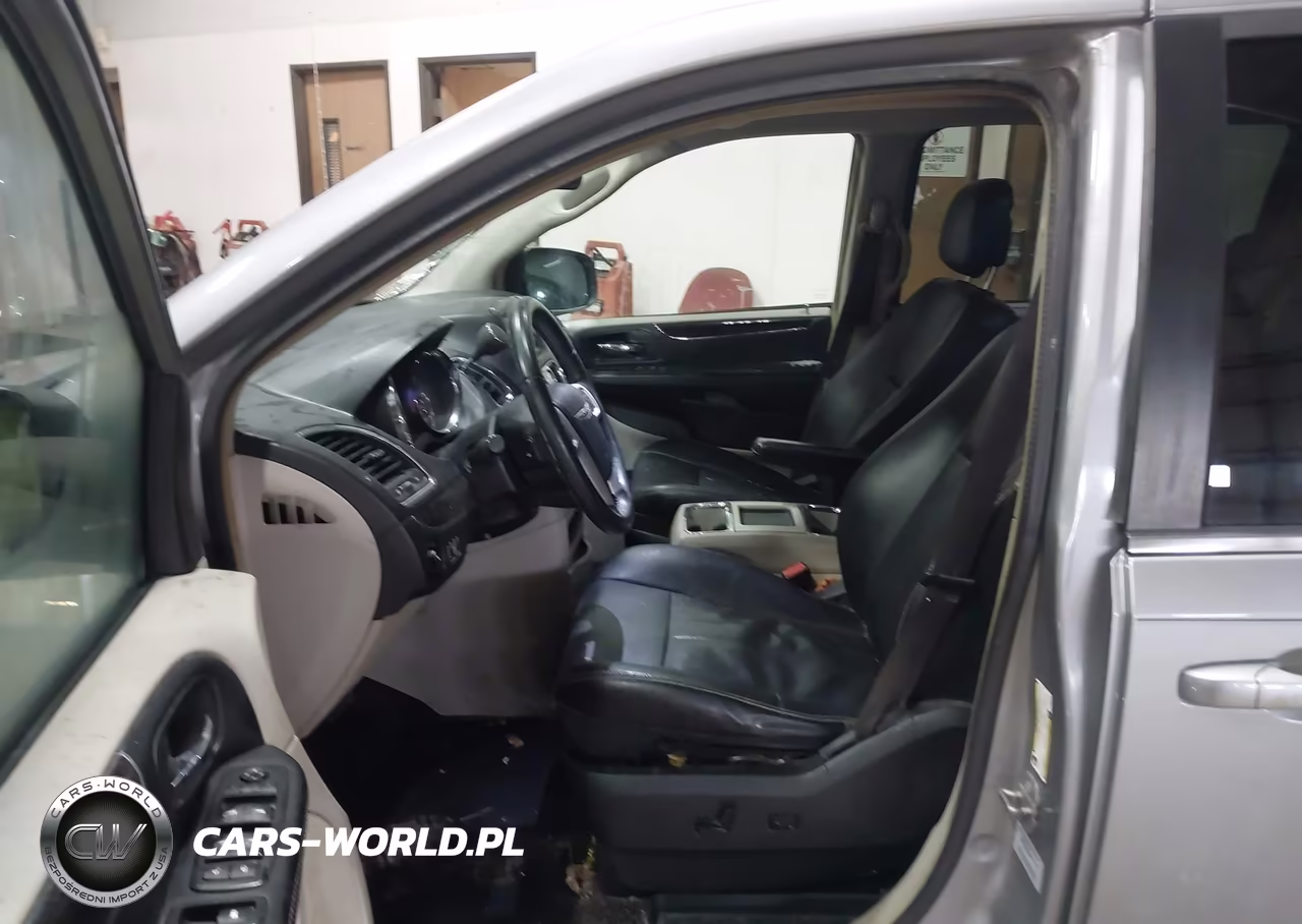 2015 Chrysler Town & Country Touring-L VIN:2C4RC1CG6FR601103 - 5