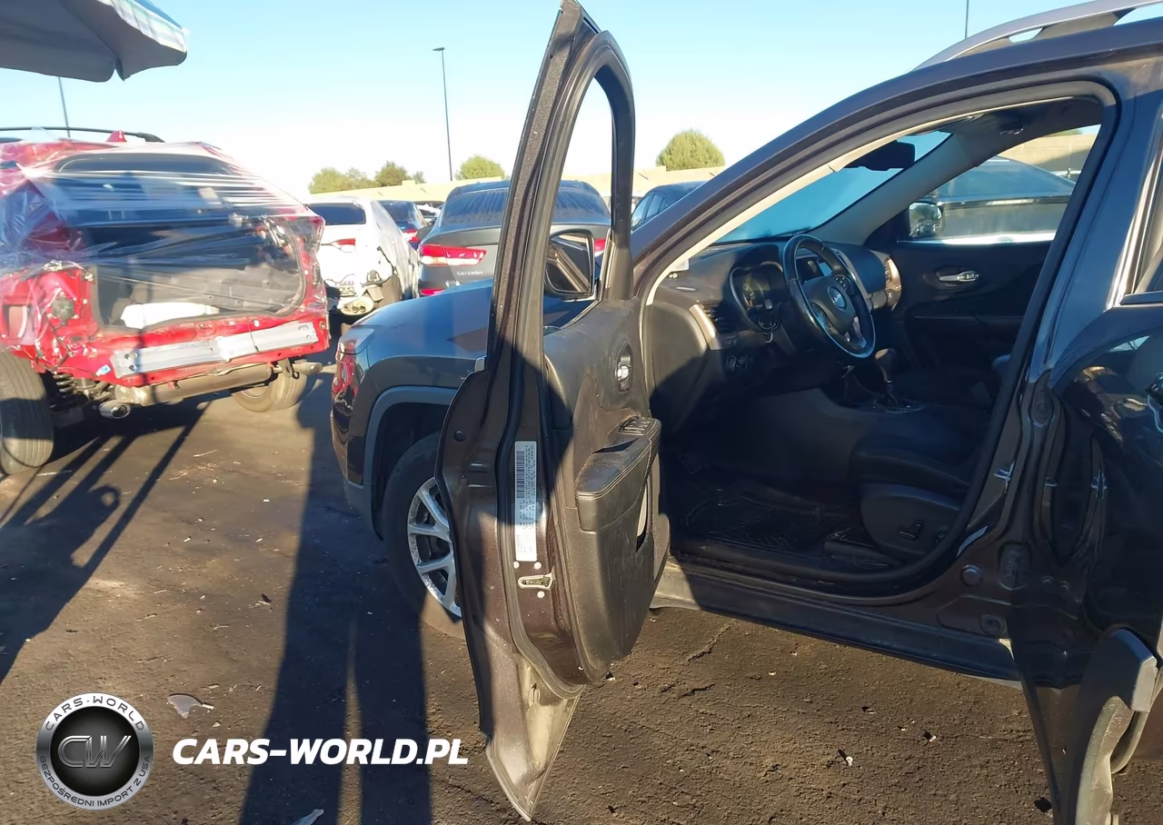 2016 Jeep Cherokee Latitude VIN:1C4PJMCB8GW311098 - 5