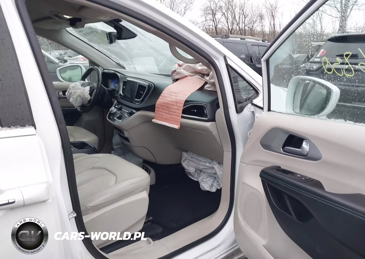 2019 Chrysler Pacifica Hybrid Touring L VIN:2C4RC1L76KR508995 - 5