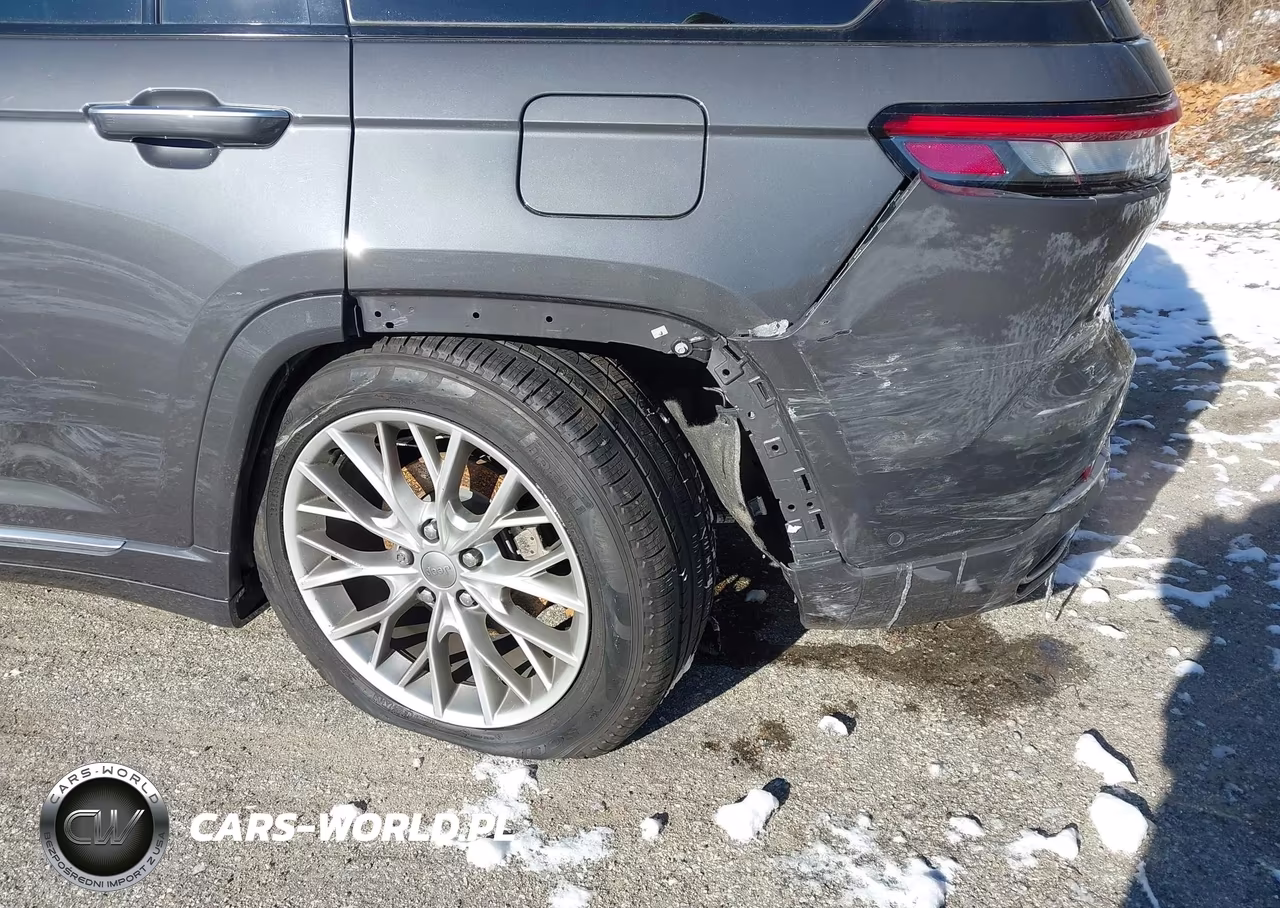 2023 Jeep Grand Cherokee Summit 4X4 VIN:1C4RJHEG1P8848442 - 17