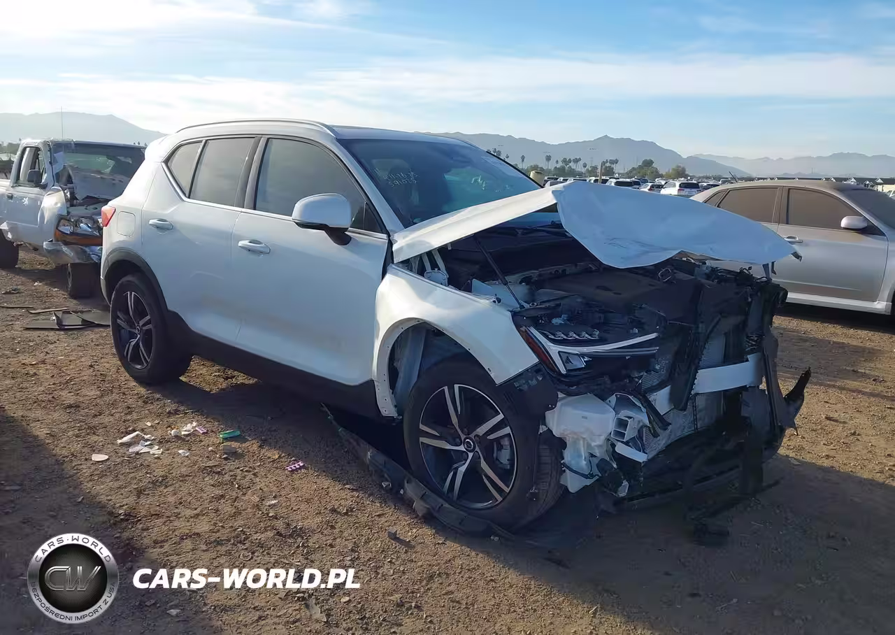 2025 Volvo Xc40 B5 Core Bright Theme