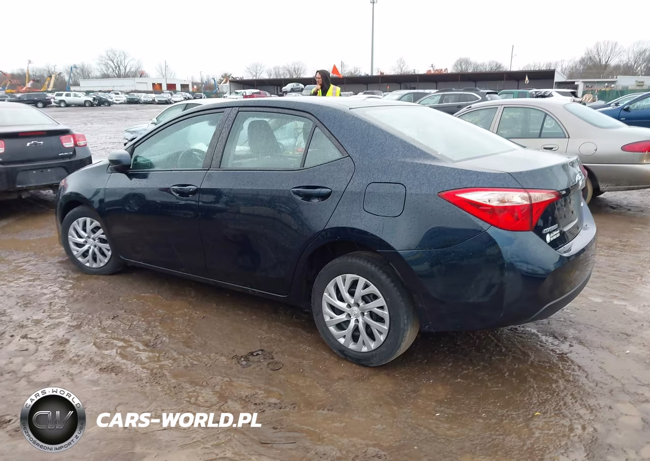 2018 Toyota Corolla Le VIN:2T1BURHE2JC982820 - 3