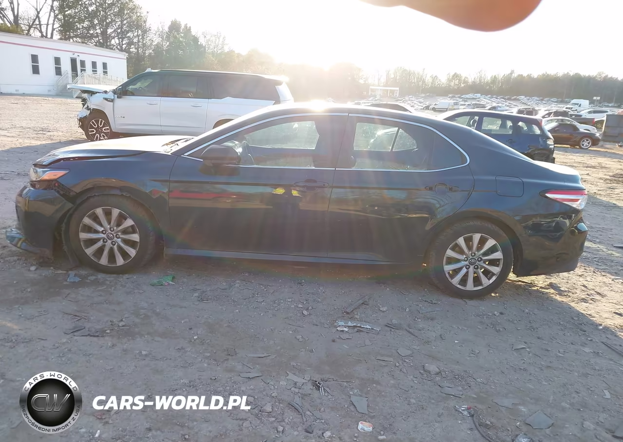 2018 Toyota Camry Le VIN:4T1B11HK1JU661429 - 14