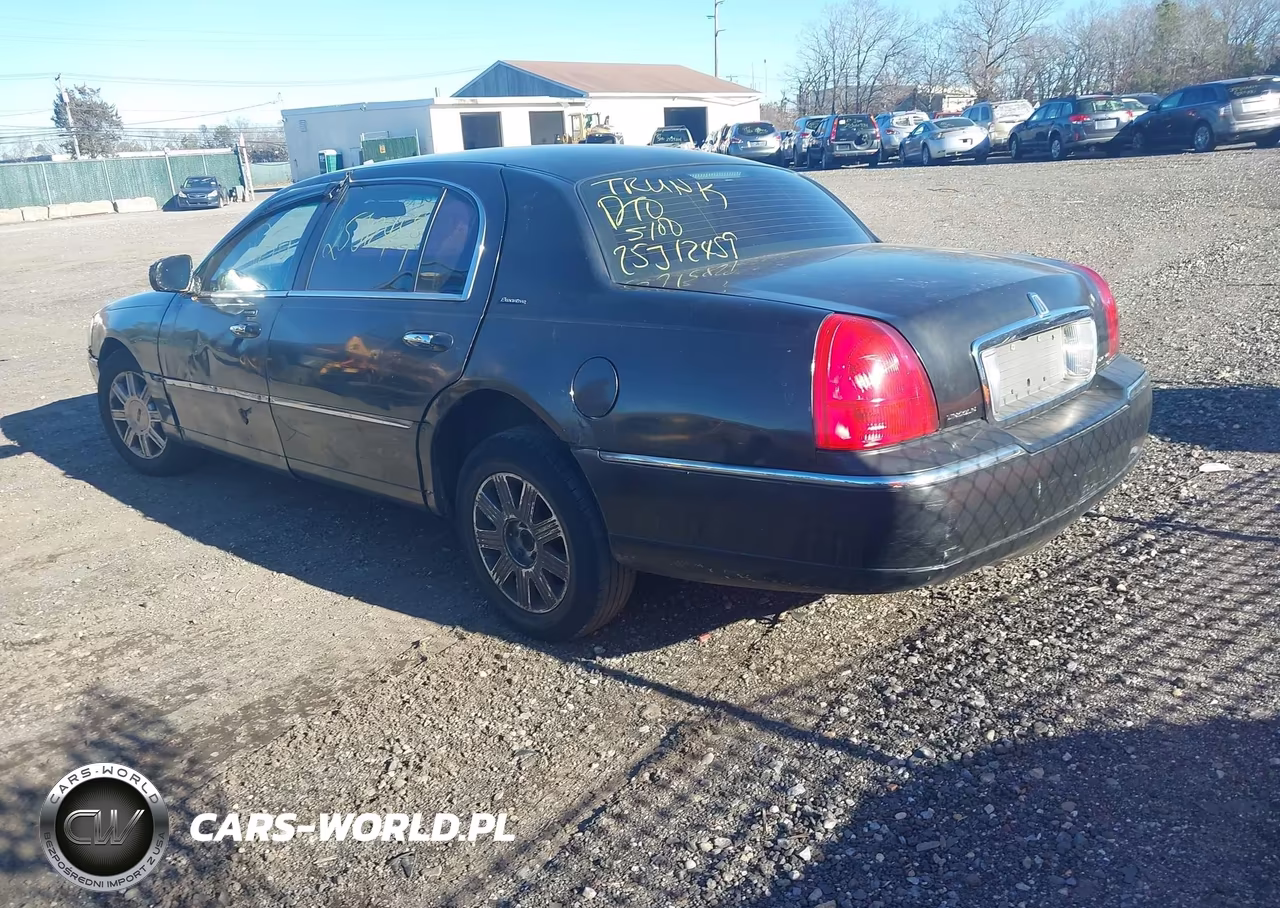2004 Lincoln Town Car Signature VIN:1LNHM81W94Y610037 - 3