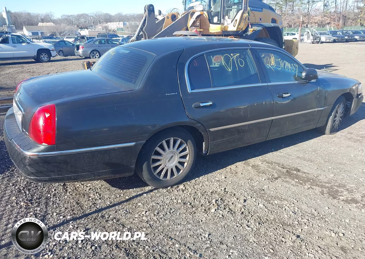 2004 Lincoln Town Car Signature VIN:1LNHM81W94Y610037 - 4
