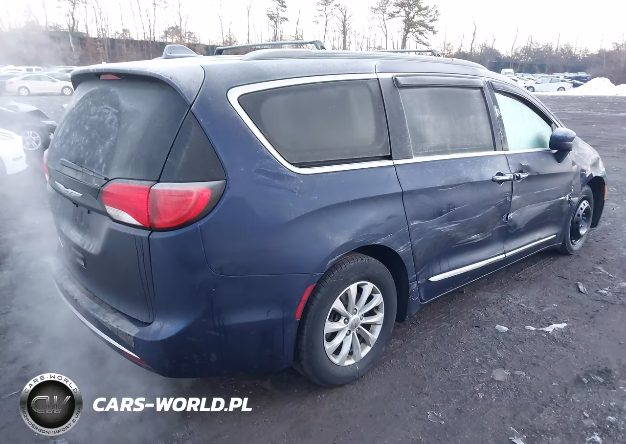 2017 Chrysler Pacifica Touring-L VIN:2C4RC1BG7HR633935 - 4