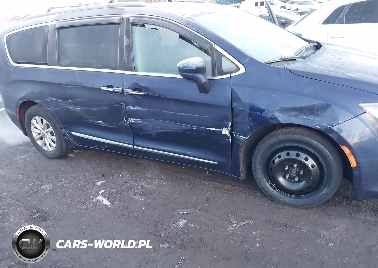 2017 Chrysler Pacifica Touring-L VIN:2C4RC1BG7HR633935 - 6
