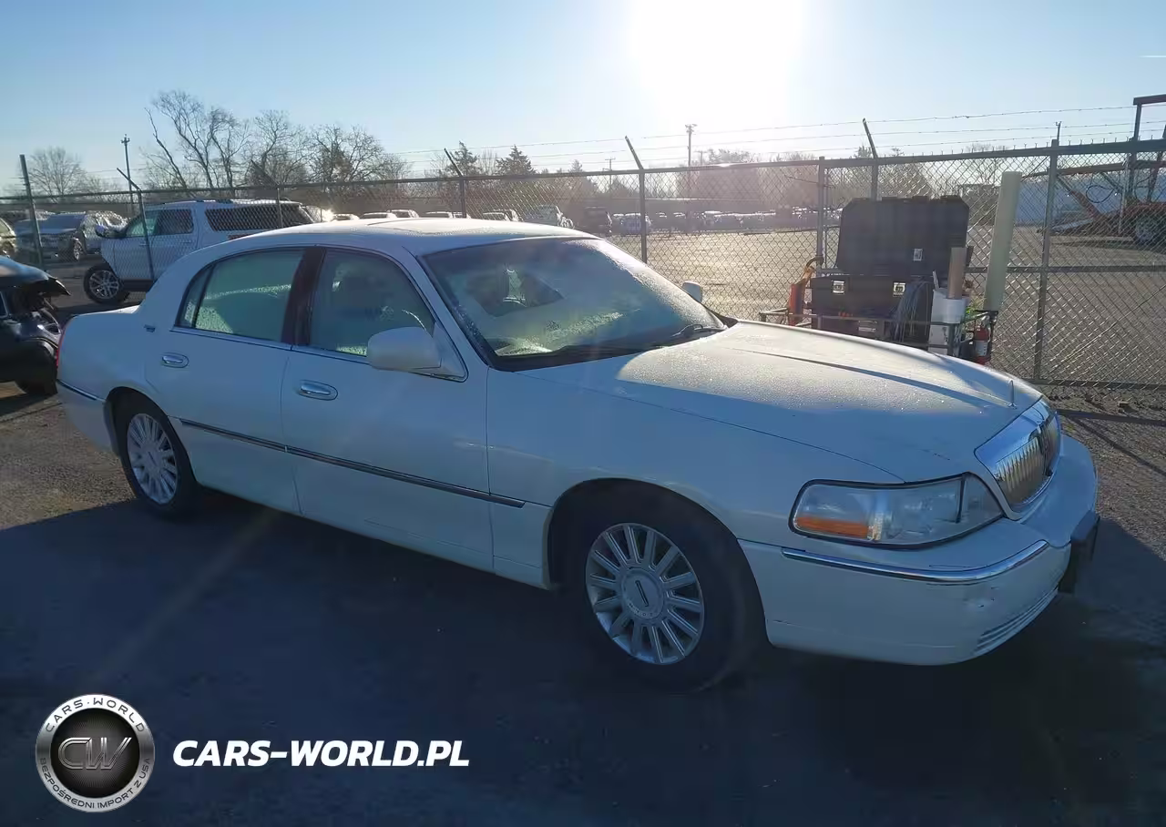 2005 Lincoln Town Car Signature Limited