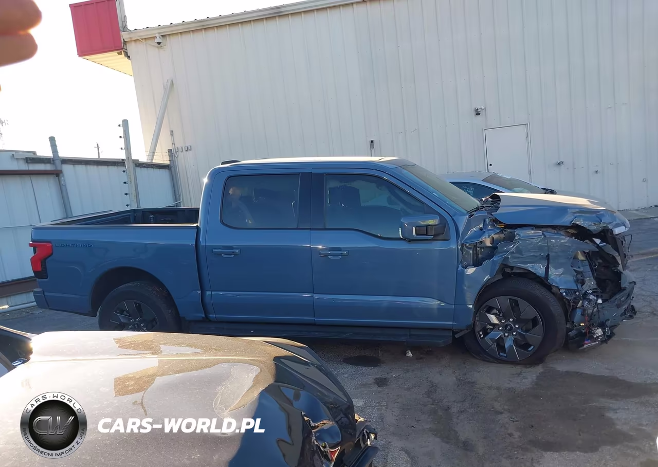 2023 Ford F-150 Lightning Lariat VIN:1FTVW1EV4PWG49046 - 13