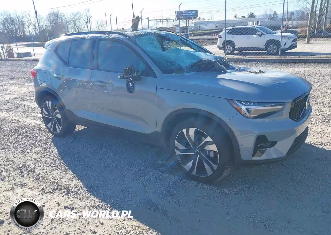 2025 Volvo Xc40 B5 Plus Dark Theme