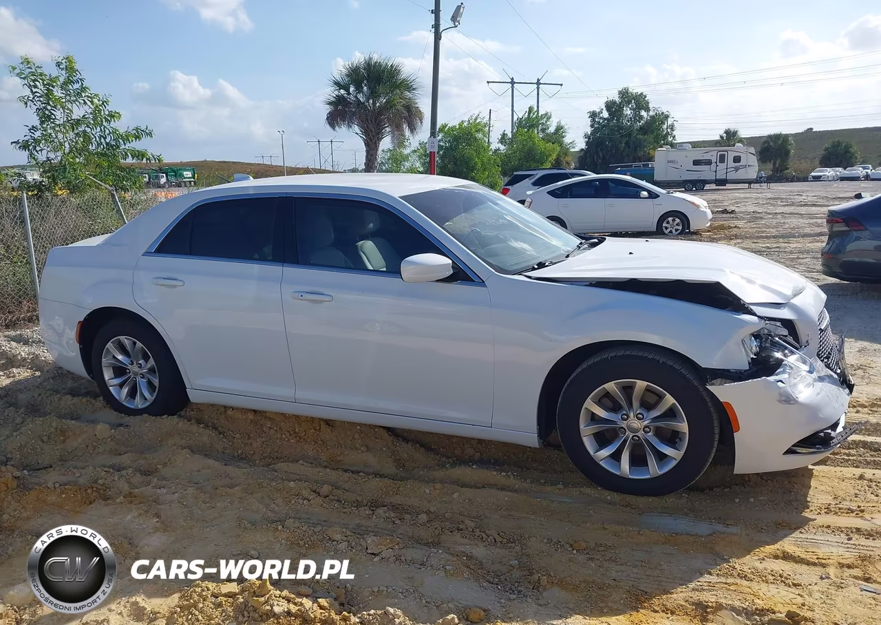 2020 Chrysler 300 Touring VIN:2C3CCAAG7LH150813 - 13