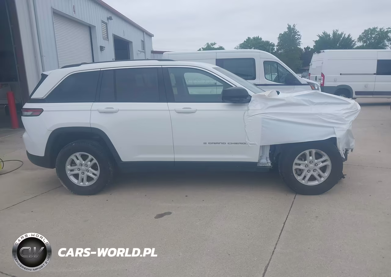 2023 Jeep Grand Cherokee Laredo 4X4 VIN:1C4RJHAG3PC533497 - 13