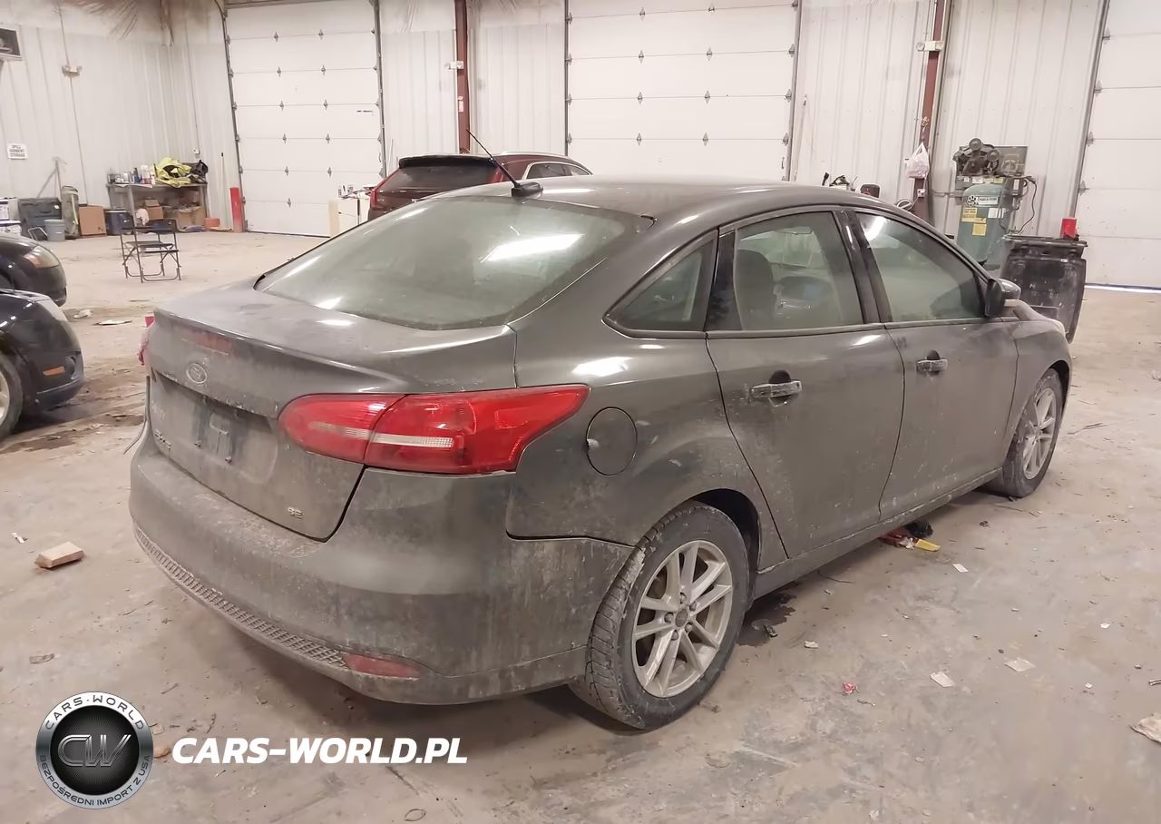 2017 Ford Focus Se VIN:1FADP3F27HL296772 - 4