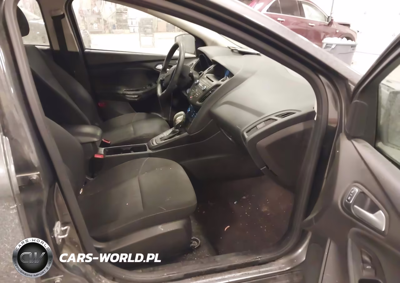 2017 Ford Focus Se VIN:1FADP3F27HL296772 - 5