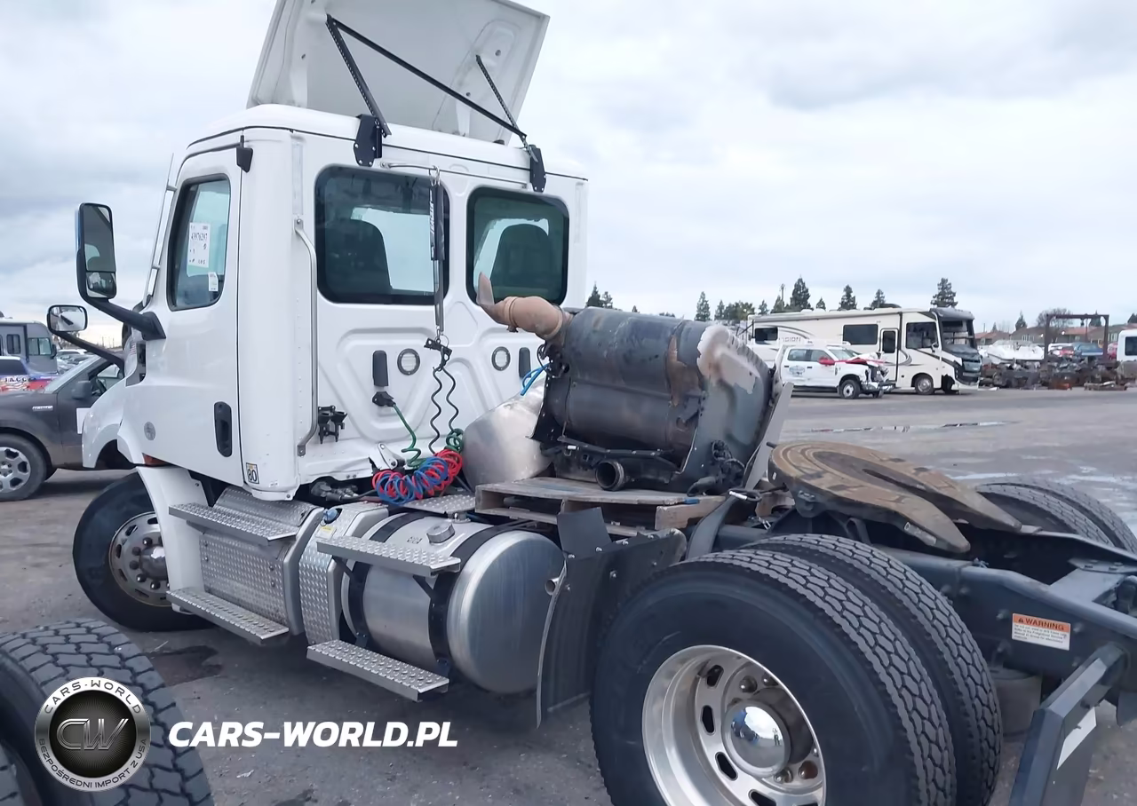 2021 Freightliner Cascadia 2021 Freightliner Cascadia 4X2 S-A Day Cab Truck Tractor VIN:3AKBHSDV0MSMP1800 - 18