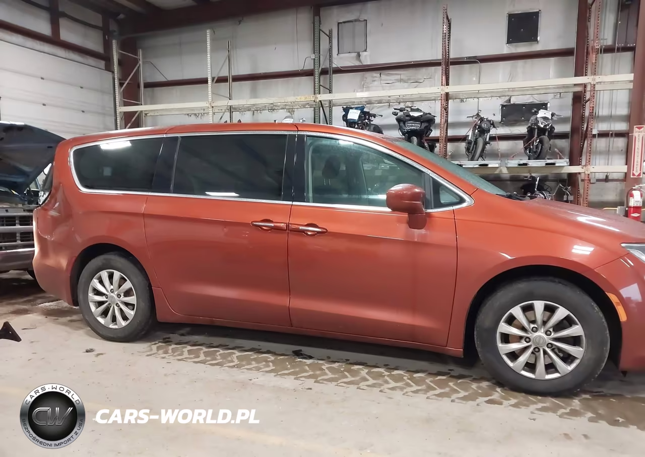 2018 Chrysler Pacifica Touring Plus VIN:2C4RC1FG9JR158952 - 13
