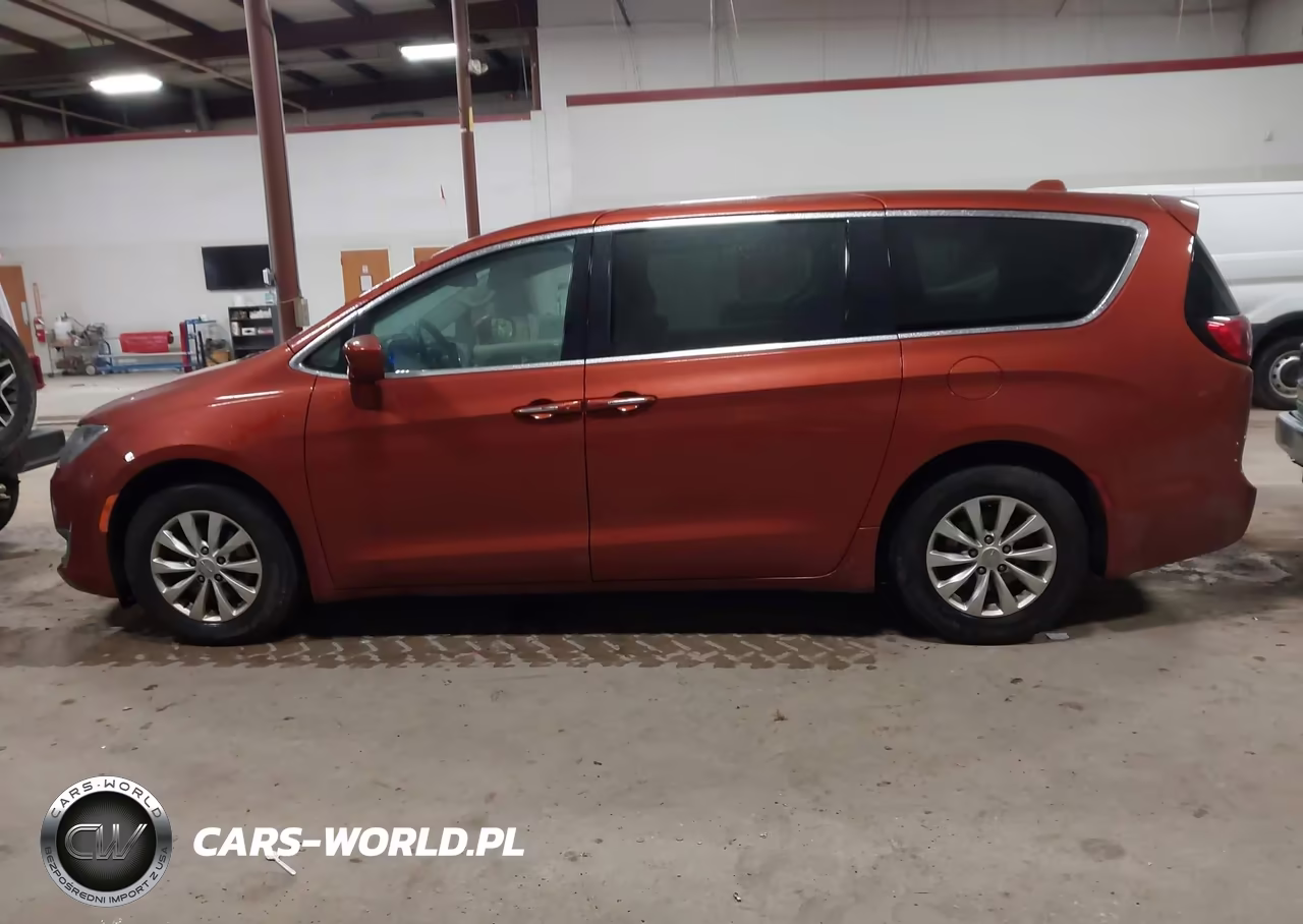 2018 Chrysler Pacifica Touring Plus VIN:2C4RC1FG9JR158952 - 14