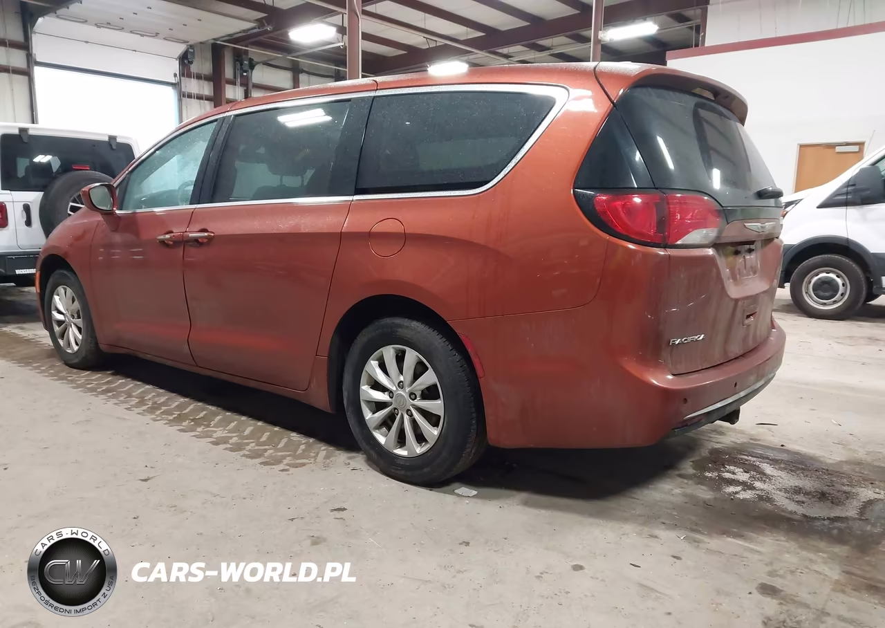 2018 Chrysler Pacifica Touring Plus VIN:2C4RC1FG9JR158952 - 3