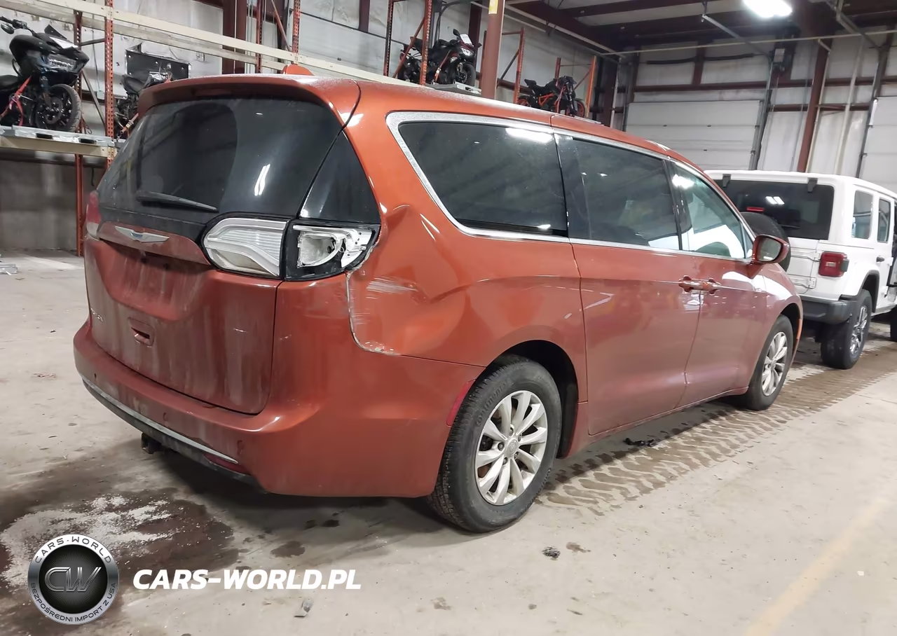 2018 Chrysler Pacifica Touring Plus VIN:2C4RC1FG9JR158952 - 4