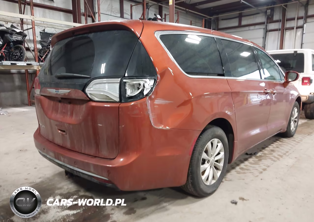 2018 Chrysler Pacifica Touring Plus VIN:2C4RC1FG9JR158952 - 6
