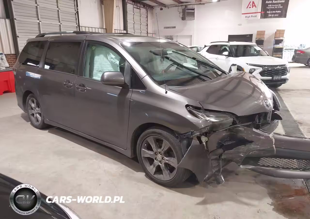 2012 Toyota Sienna Se 8 Passenger