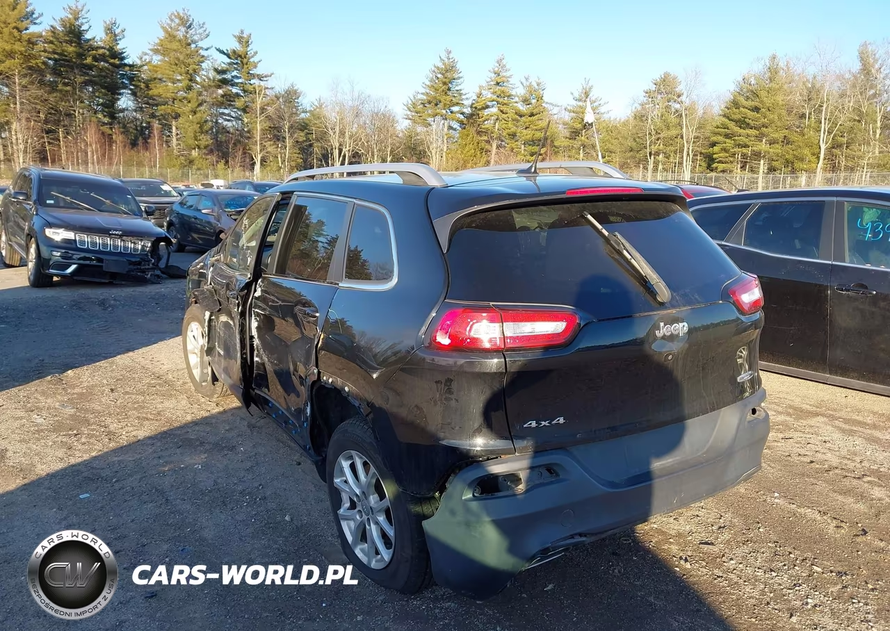2017 Jeep Cherokee Latitude 4X4 VIN:1C4PJMCSXHW658238 - 3