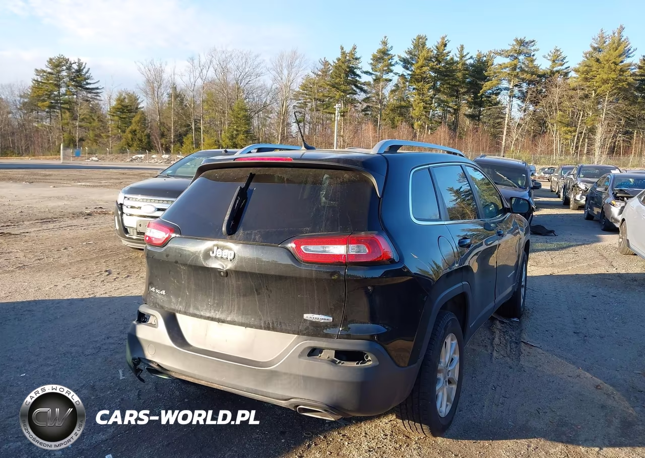 2017 Jeep Cherokee Latitude 4X4 VIN:1C4PJMCSXHW658238 - 4