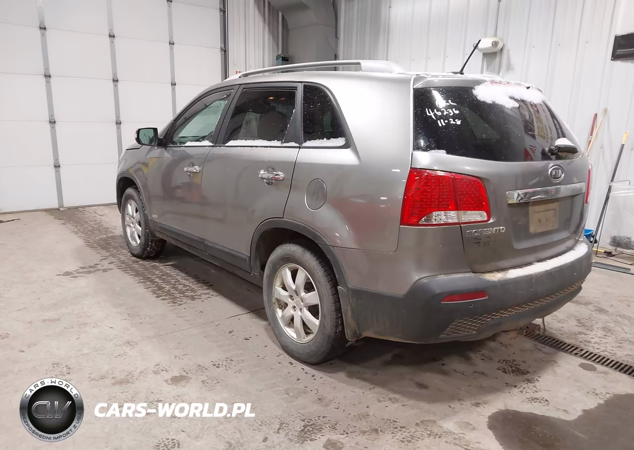 2011 Kia Sorento Lx VIN:5XYKTCA10BG166136 - 3