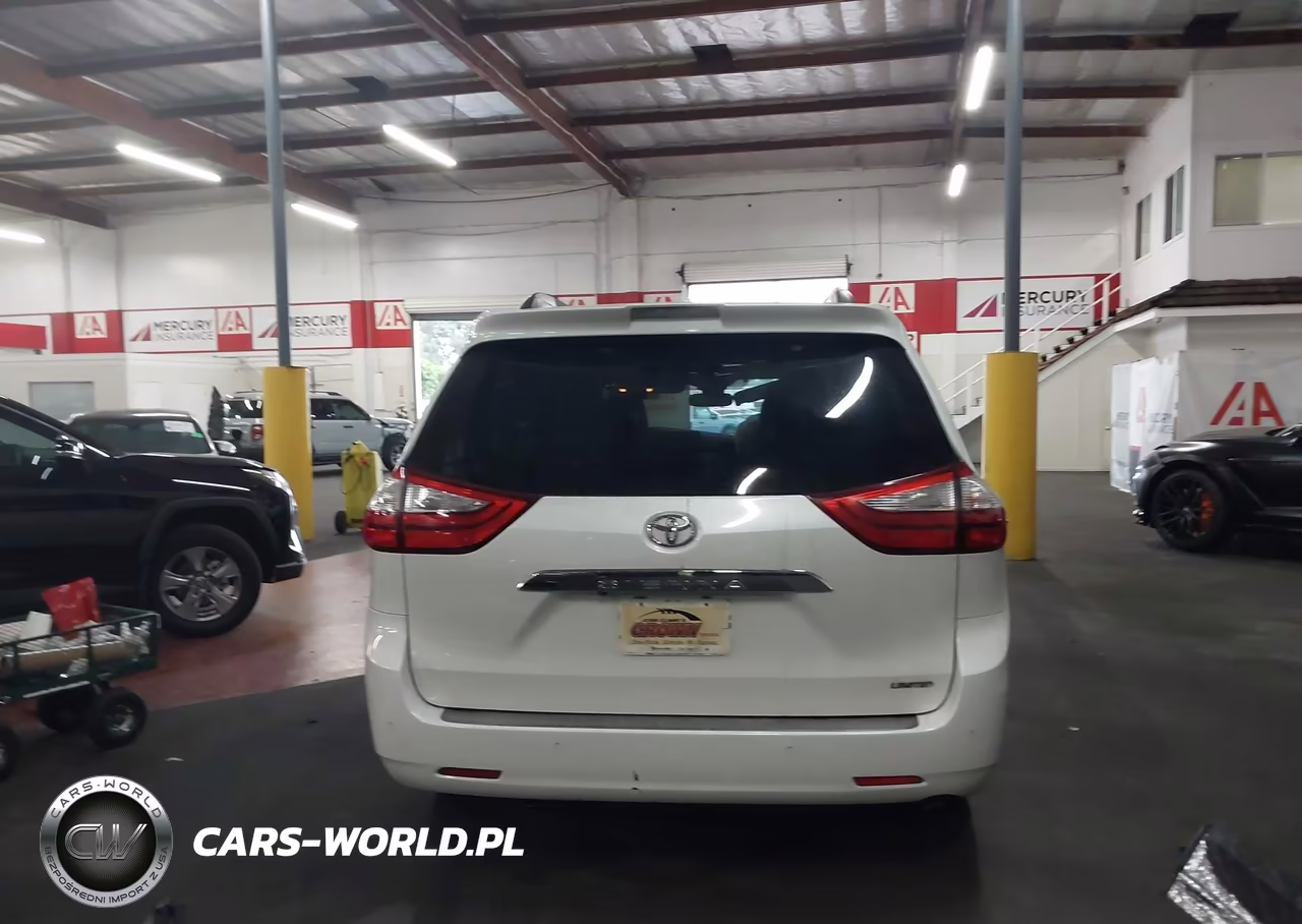 2018 Toyota Sienna Limited Premium 7 Passenger VIN:5TDYZ3DC0JS940165 - 17