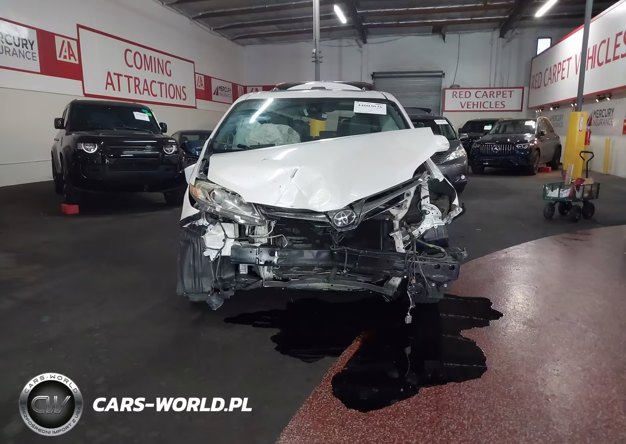 2018 Toyota Sienna Limited Premium 7 Passenger VIN:5TDYZ3DC0JS940165 - 6