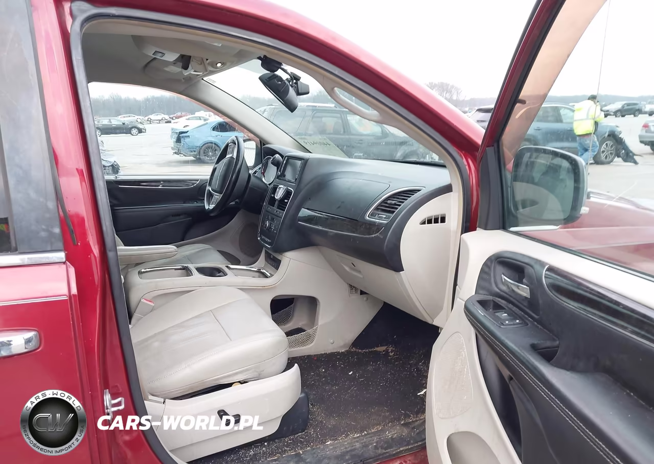 2015 Chrysler Town & Country Touring-L VIN:2C4RC1CG6FR656697 - 5