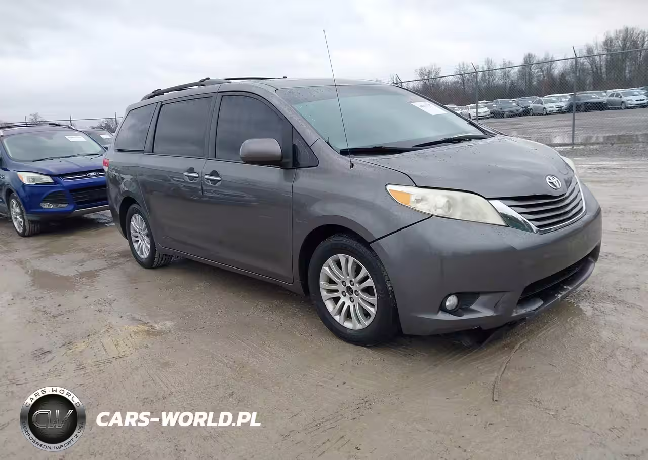 2013 Toyota Sienna Xle V6 8 Passenger