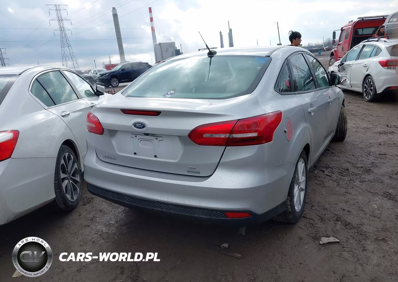 2017 Ford Focus Se VIN:1FADP3FE8HL295088 - 4