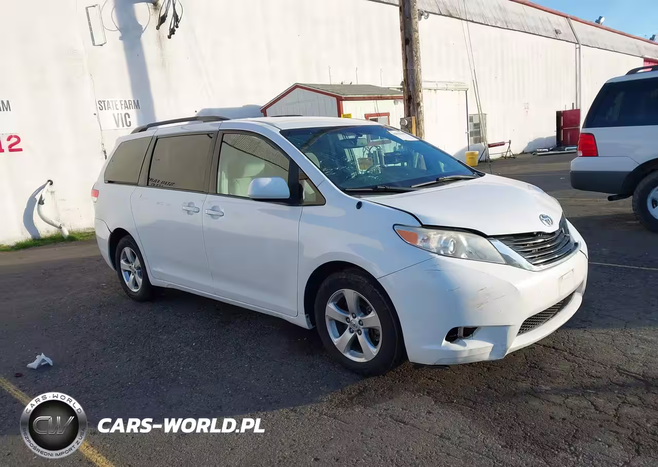 2014 Toyota Sienna Le V6 8 Passenger