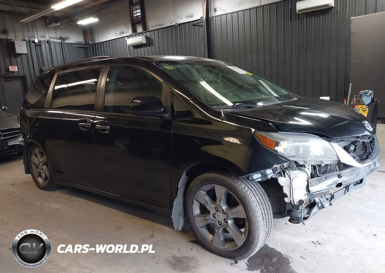 2014 Toyota Sienna Se 8 Passenger