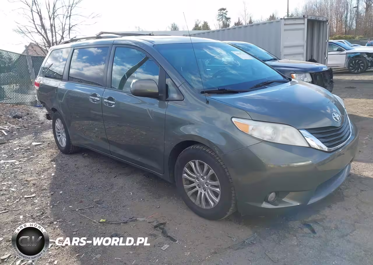 2013 Toyota Sienna Xle V6 8 Passenger