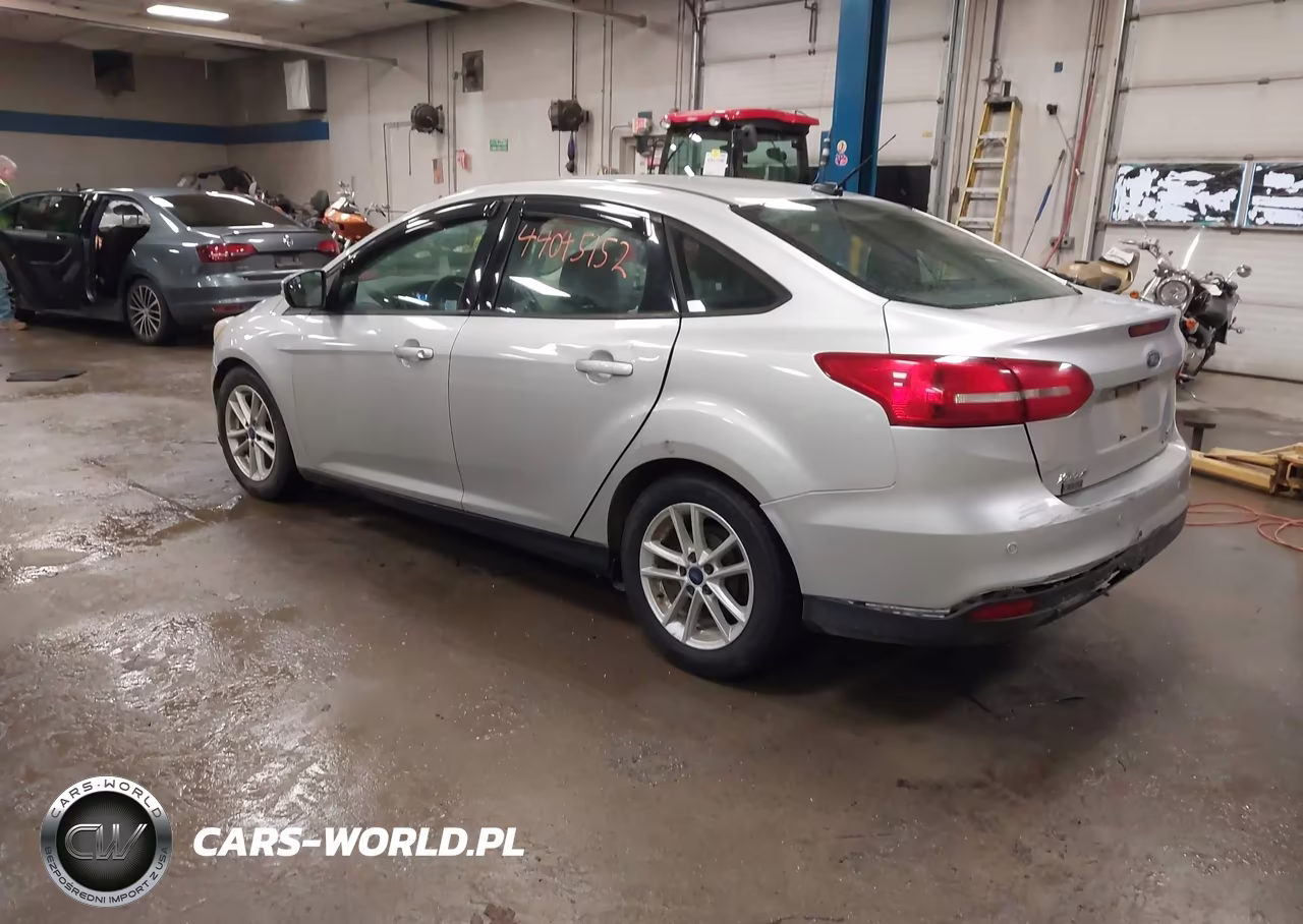 2015 Ford Focus Se VIN:1FADP3F26FL354867 - 3