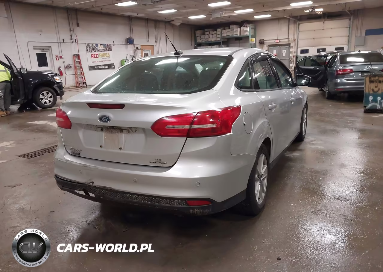 2015 Ford Focus Se VIN:1FADP3F26FL354867 - 4